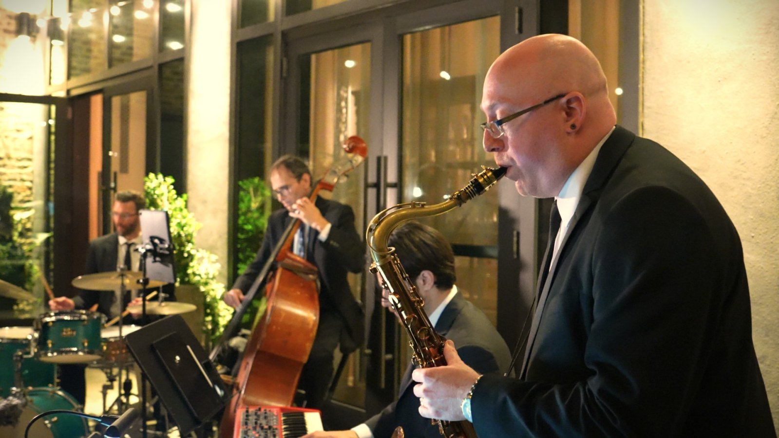 Jonathan Kammer performing saxophone